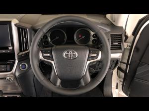 Toyota Land Cruiser 200 4.5D-4D V8 VX-R - Image 8