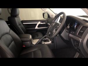 Toyota Land Cruiser 200 4.5D-4D V8 VX-R - Image 10