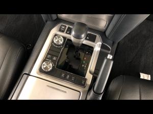 Toyota Land Cruiser 200 4.5D-4D V8 VX-R - Image 15