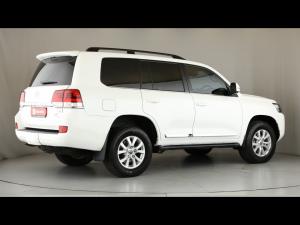 Toyota Land Cruiser 200 4.5D-4D V8 VX-R - Image 2