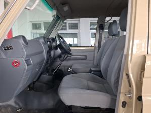 Toyota Land Cruiser 79 4.0 V6 double cab - Image 7