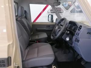 Toyota Land Cruiser 79 4.2D single cab - Image 13