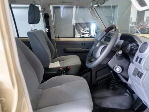 Toyota Land Cruiser 79 2.8GD-6 double cab - Image 10