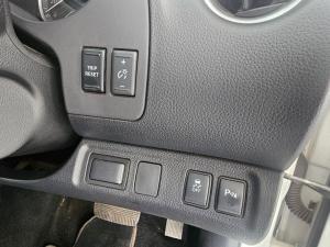 Nissan Navara 2.5DDTI LE/LE Plus automatic D/C - Image 16