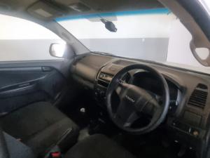 Isuzu D-Max Gen 6 250 single cab Fleetside safety - Image 3