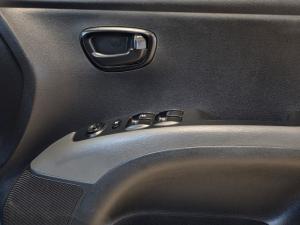 Hyundai i10 1.1 Motion - Image 12