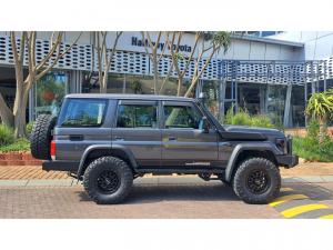 Toyota Land Cruiser 76 2.8GD-6 station wagon VX - Image 3