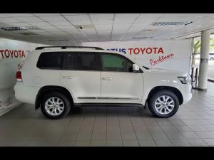 Toyota Land Cruiser 200 4.5D-4D V8 VX-R - Image 3