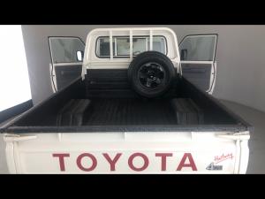 Toyota Land Cruiser 79 2.8GD-6 single cab auto - Image 13
