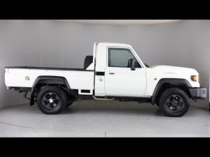 Toyota Land Cruiser 79 2.8GD-6 single cab auto - Image 3