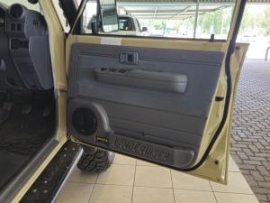 Toyota Land Cruiser 76 4.5D-4D V8 station wagon LX - Image 13