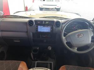 Toyota Land Cruiser 76 4.5D-4D V8 station wagon LX - Image 10