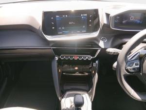 Peugeot 208 1.2T Allure manual - Image 10