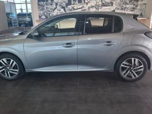 Peugeot 208 1.2T Allure manual - Image 4