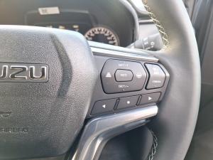 Isuzu D-Max 3.0TD double cab V-Cross - Image 10