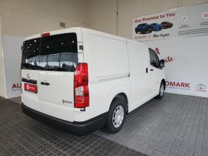 Toyota Quantum 2.8 LWB panel van manual - Image 2