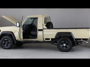 Toyota Land Cruiser 79 2.8GD-6 single cab auto - Image 26