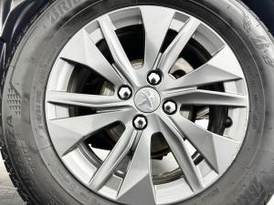 Peugeot 2008 1.2T Active automatic - Image 17