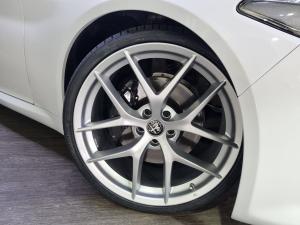 Alfa Romeo Giulia 2.0T Veloce - Image 12