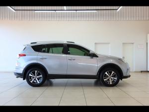 Toyota RAV4 2.2D-4D AWD GX - Image 3