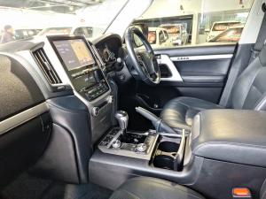 Toyota Land Cruiser 200 4.5D-4D V8 VX-R - Image 7