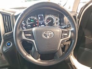 Toyota Land Cruiser 200 4.5D-4D V8 VX-R - Image 8