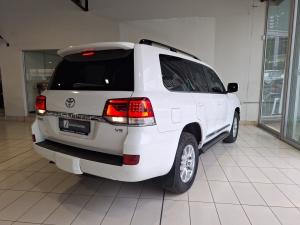 Toyota Land Cruiser 200 4.5D-4D V8 VX-R - Image 2