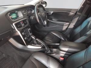 Volvo V40 D3 Momentum Geartronic - Image 3