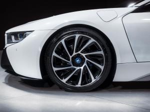 BMW i8 eDrive coupe Protonic Frozen Yellow Edition - Image 21