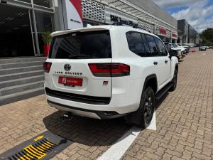 Toyota Land Cruiser 300 3.3D GR-Sport - Image 2