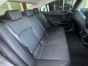 Lexus ES 300h EX - Image 12