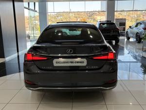 Lexus ES 300h EX - Image 6