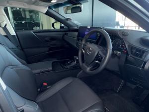 Lexus ES 300h EX - Image 9