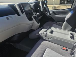 Toyota Quantum 2.8 LWB panel van manual - Image 7