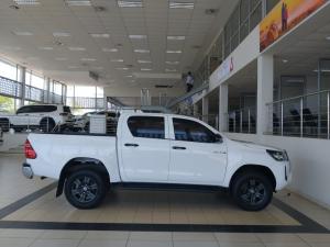 Toyota Hilux 2.4GD-6 double cab 4x4 Raider manual - Image 3