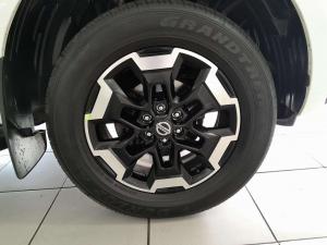Nissan Navara 2.5DDTI LE/LE Plus automatic D/C - Image 10