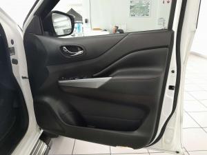 Nissan Navara 2.5DDTI LE/LE Plus automatic D/C - Image 14