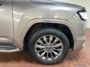 Toyota Land Cruiser 300 3.5T ZX - Image 6