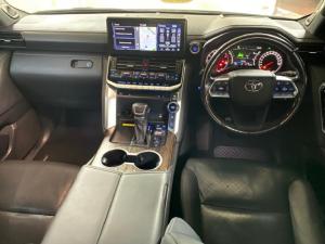 Toyota Land Cruiser 300 3.5T ZX - Image 7