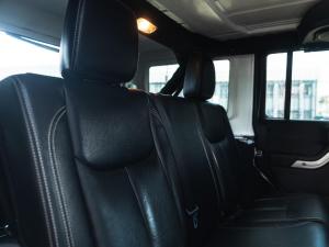 Jeep Wrangler Unlimited 3.6L Rubicon - Image 14