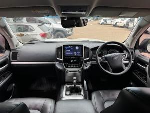Toyota Land Cruiser 200 4.5D-4D V8 VX-R - Image 6