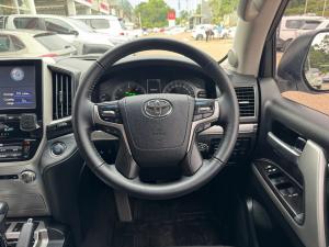 Toyota Land Cruiser 200 4.5D-4D V8 VX-R - Image 8