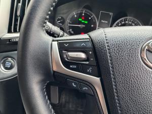 Toyota Land Cruiser 200 4.5D-4D V8 VX-R - Image 9