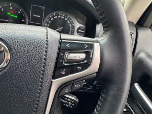 Toyota Land Cruiser 200 4.5D-4D V8 VX-R - Image 10