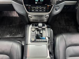 Toyota Land Cruiser 200 4.5D-4D V8 VX-R - Image 12