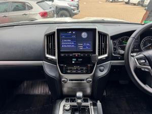 Toyota Land Cruiser 200 4.5D-4D V8 VX-R - Image 13