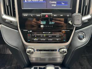 Toyota Land Cruiser 200 4.5D-4D V8 VX-R - Image 14