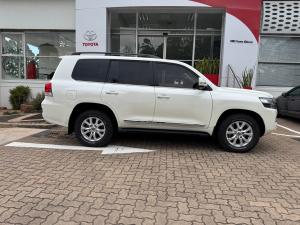 Toyota Land Cruiser 200 4.5D-4D V8 VX-R - Image 3
