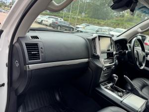 Toyota Land Cruiser 200 4.5D-4D V8 VX-R - Image 7