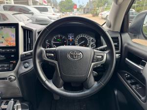 Toyota Land Cruiser 200 4.5D-4D V8 VX-R - Image 8